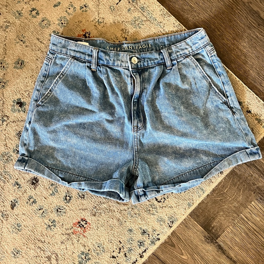 American Eagle pleated cuffed mom shorts
